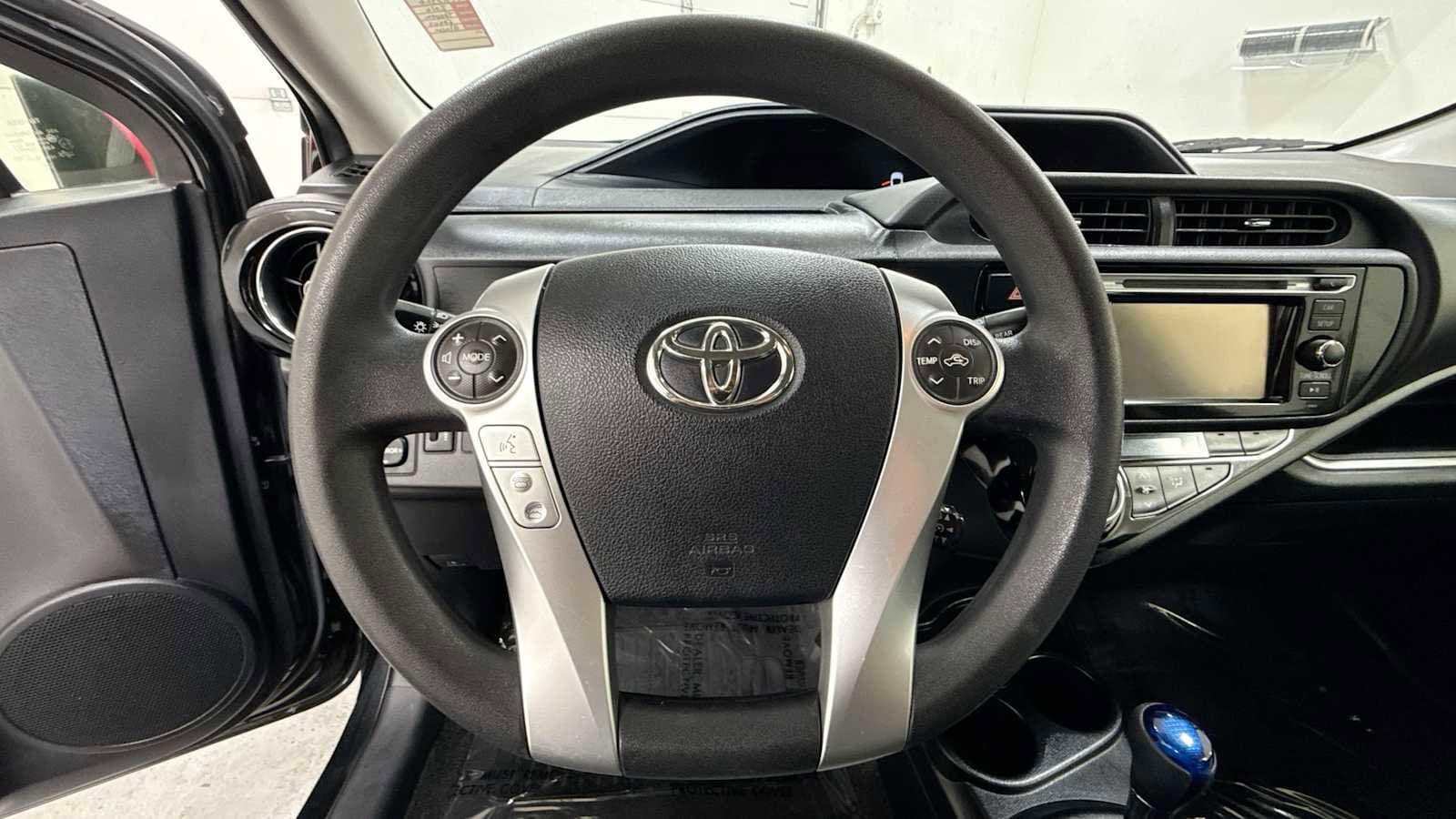 Thumbnail: 2016 Toyota Prius c - 16