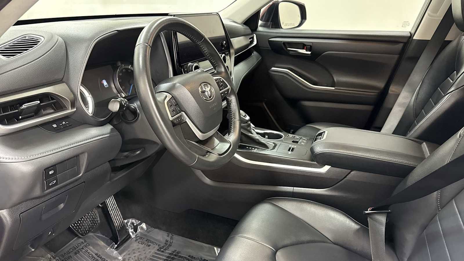 Thumbnail: 2023 Toyota Highlander - 12