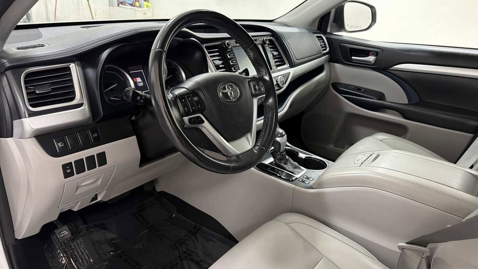 Thumbnail: 2017 Toyota Highlander - 12