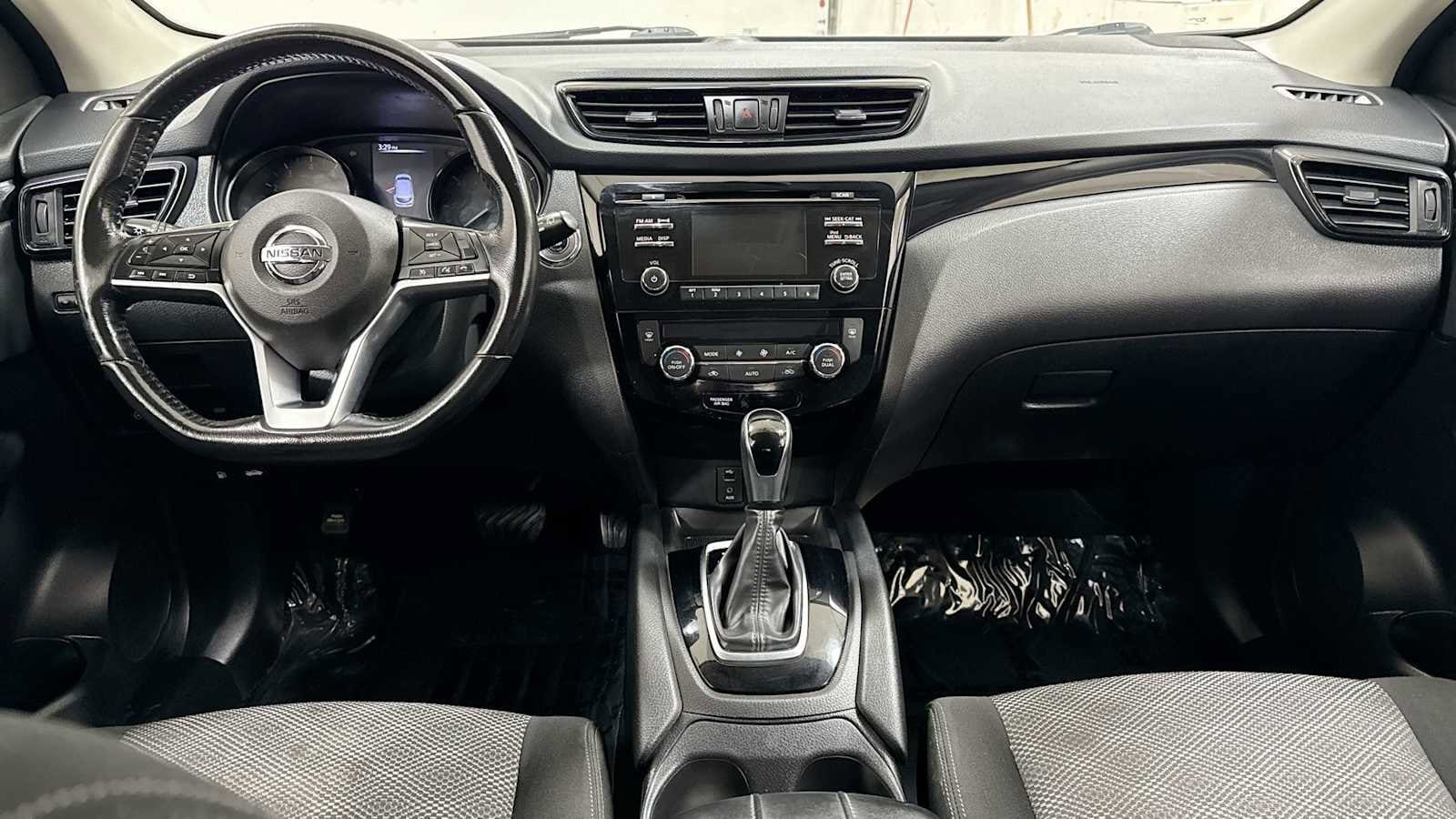 Thumbnail: 2017 Nissan Rogue Sport - 25
