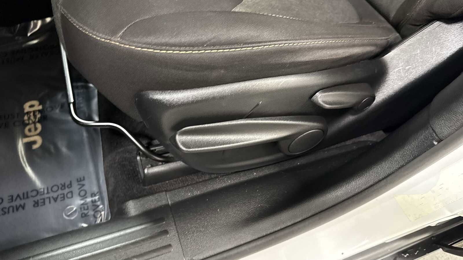 Thumbnail: 2017 Jeep Cherokee - 14