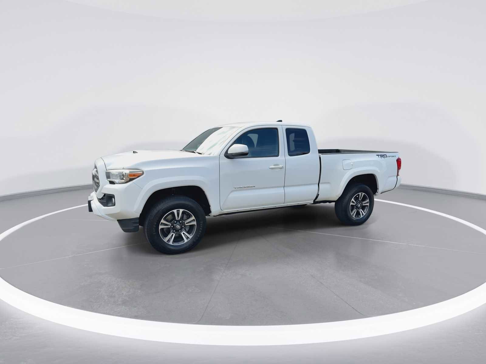 Thumbnail: 2016 Toyota Tacoma - 4