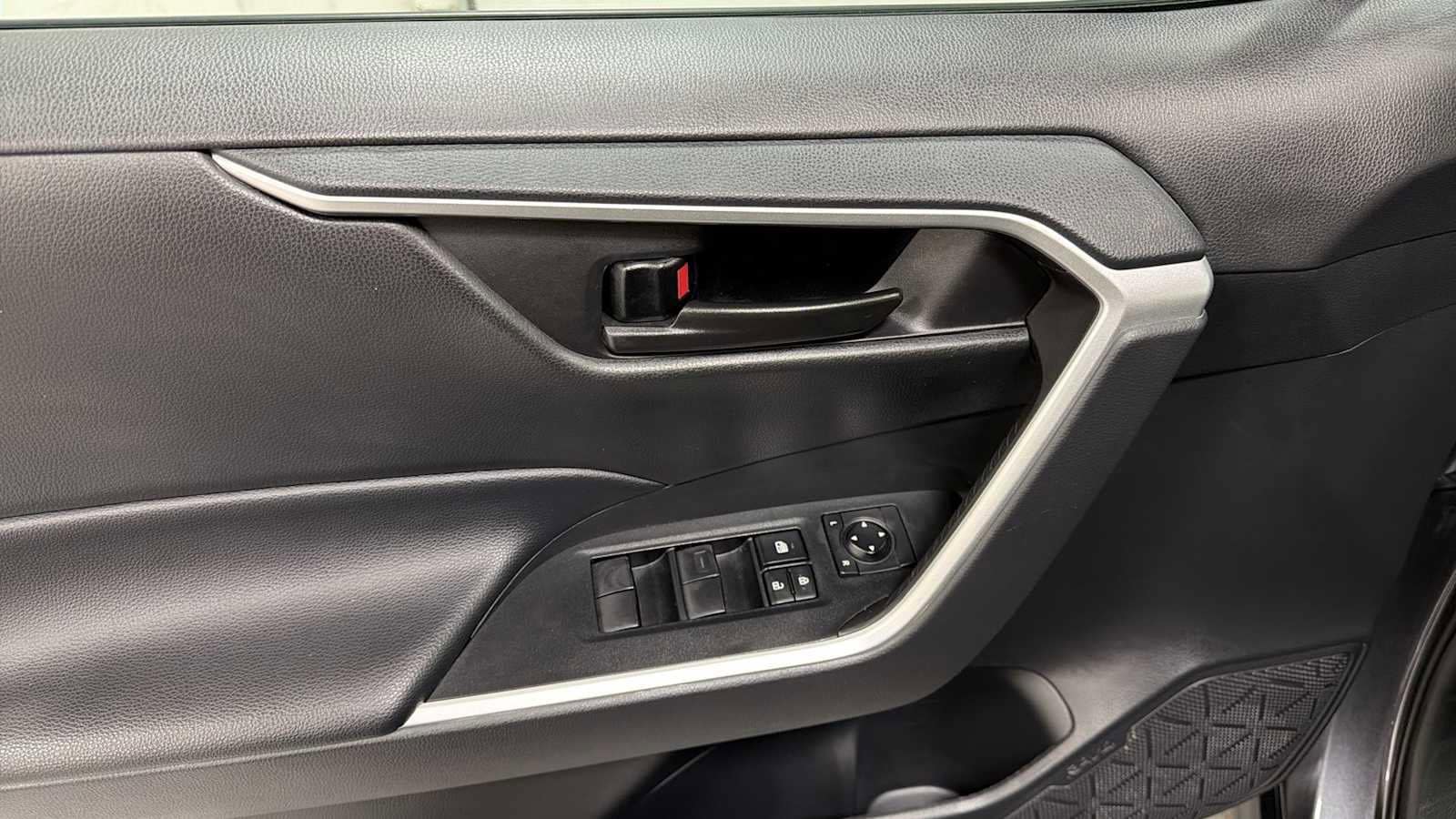 Thumbnail: 2022 Toyota RAV4 - 15