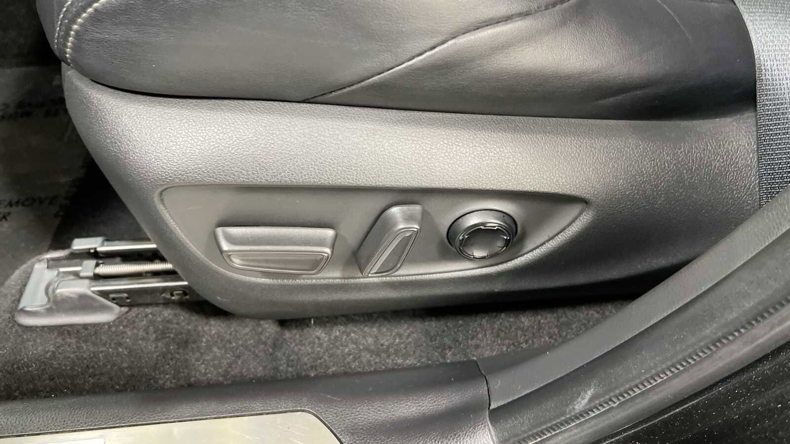 Thumbnail: 2021 Toyota Venza - 14