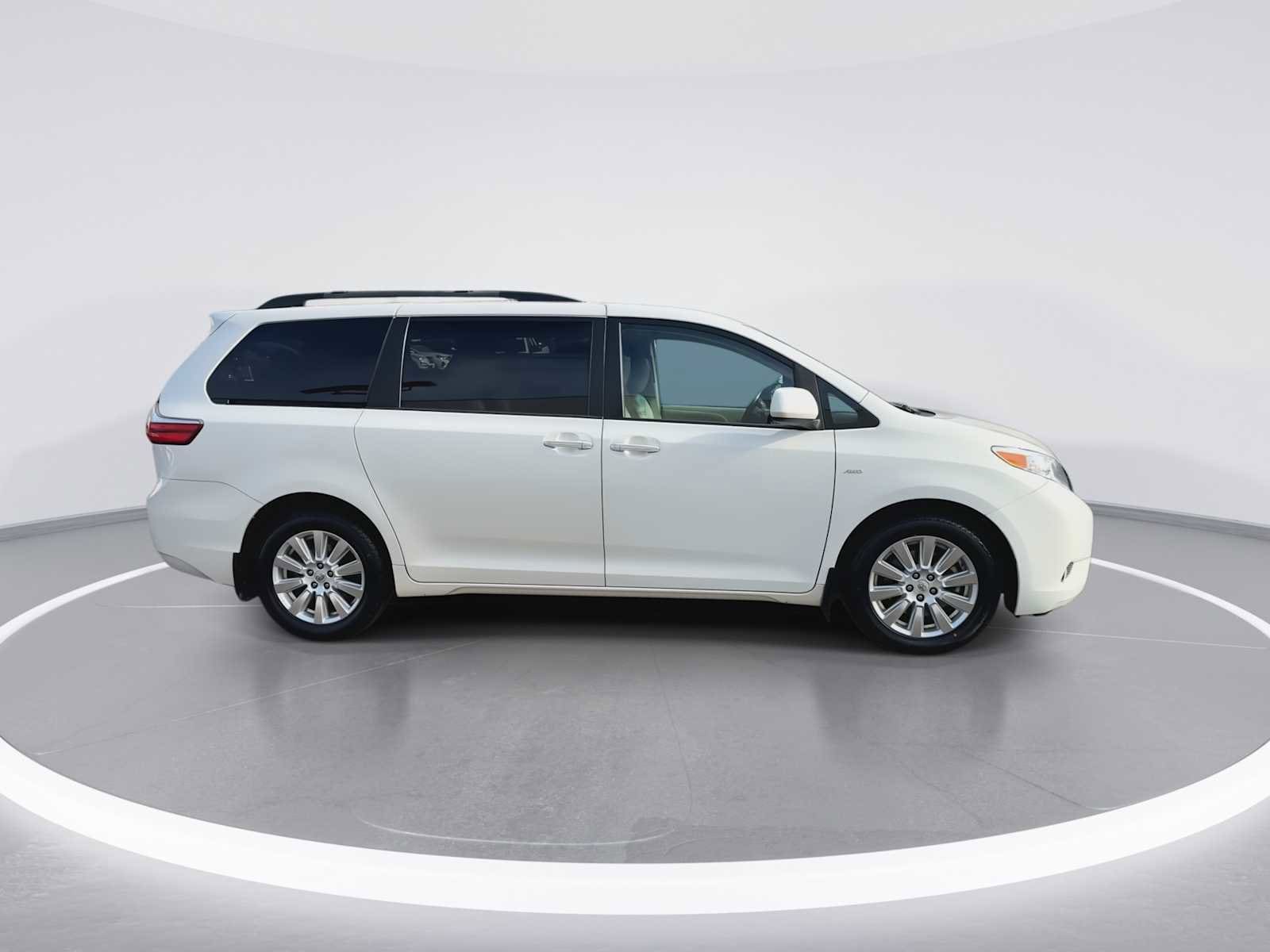Thumbnail: 2017 Toyota Sienna - 9