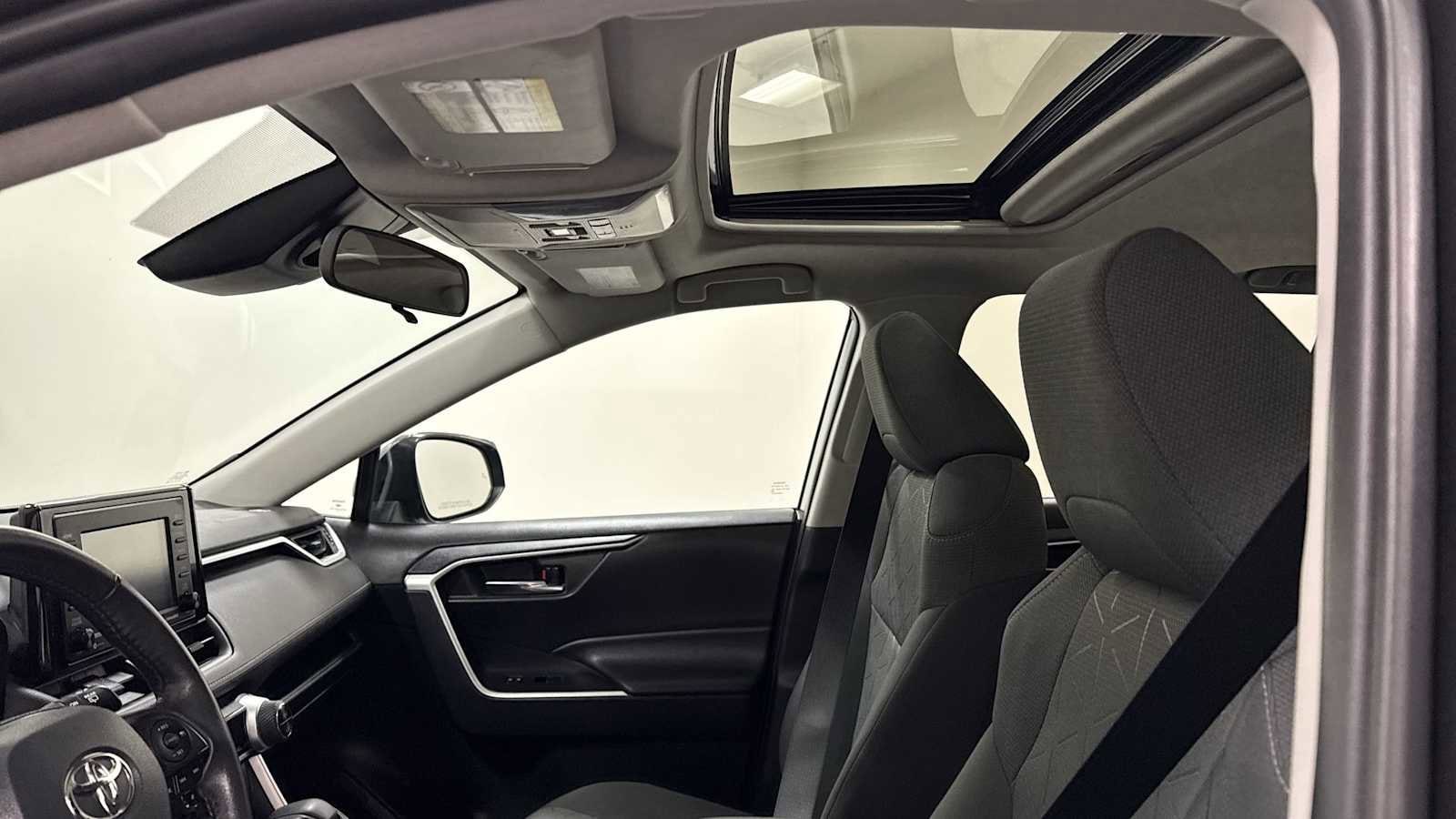 Thumbnail: 2021 Toyota RAV4 - 23