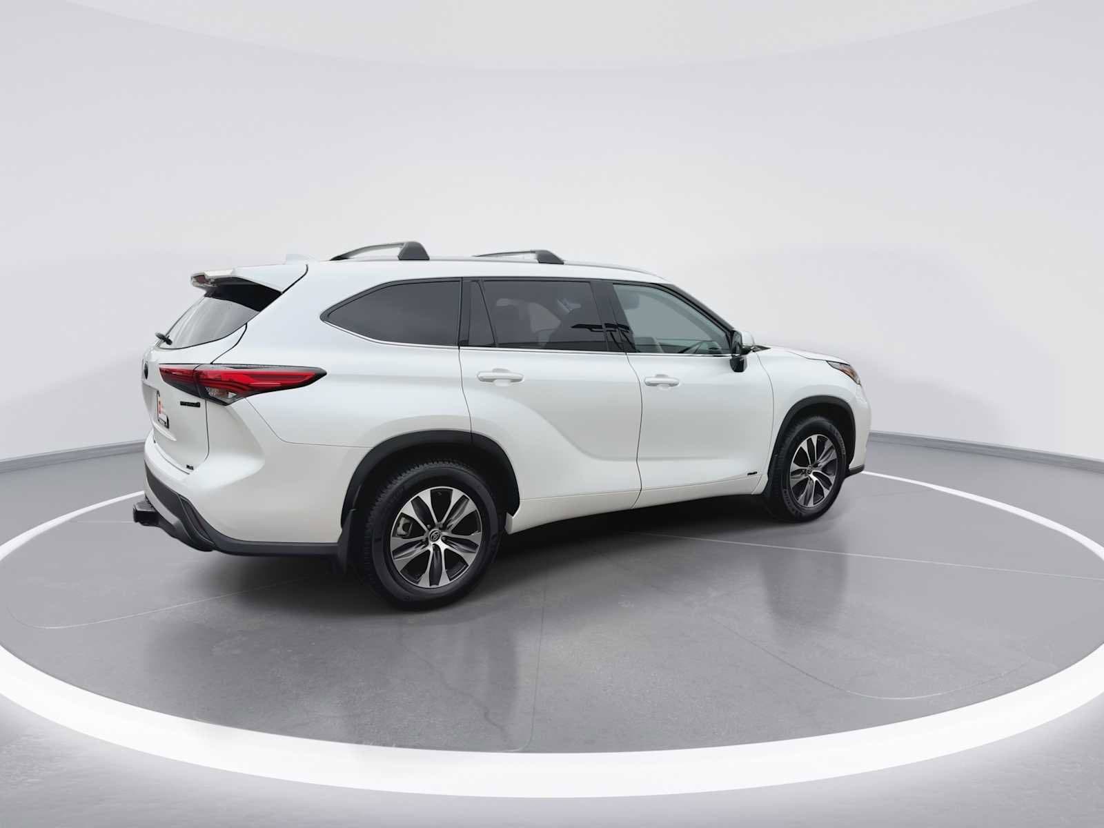 Thumbnail: 2022 Toyota Highlander - 8