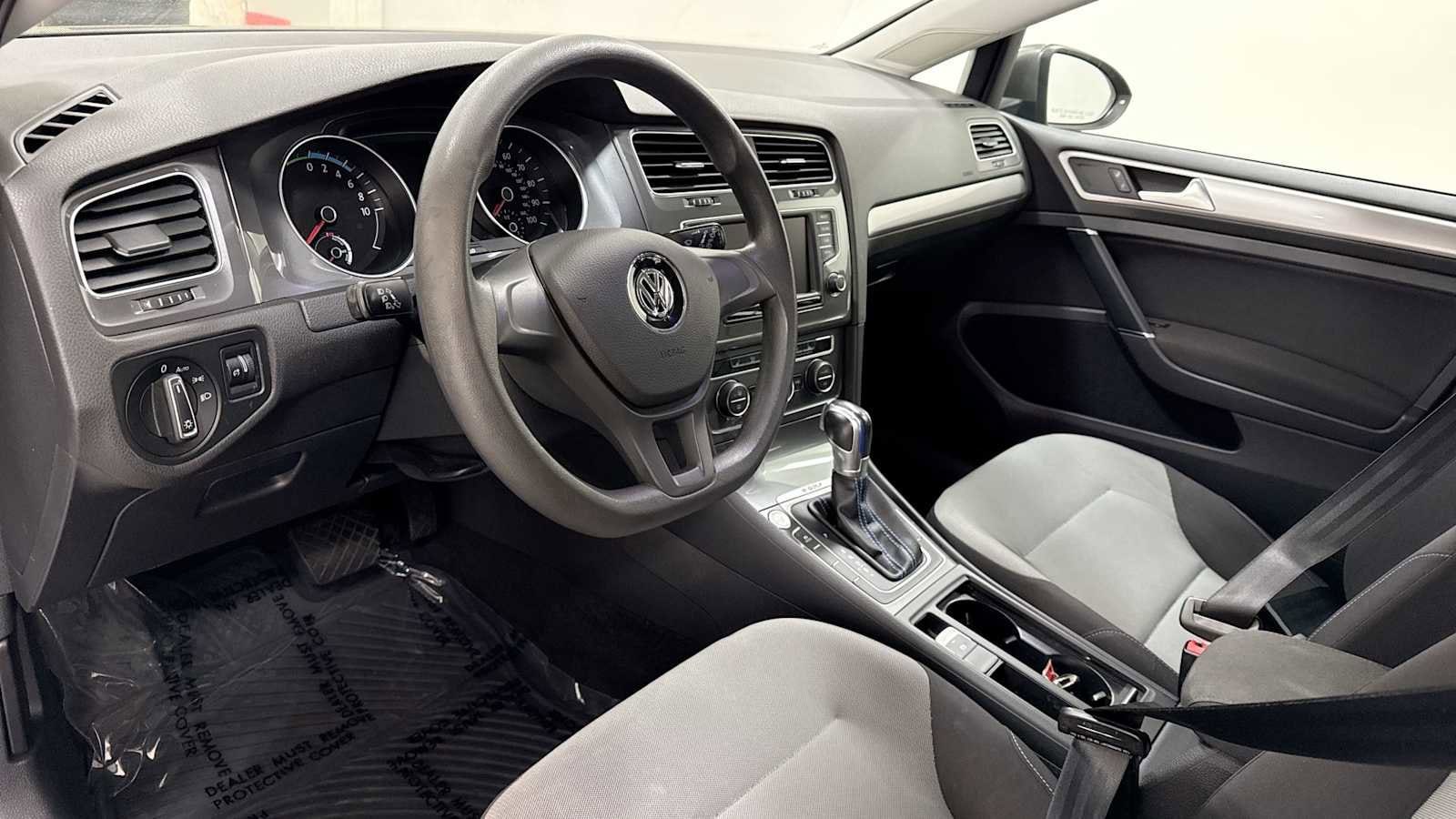 Thumbnail: 2016 Volkswagen e-Golf - 12