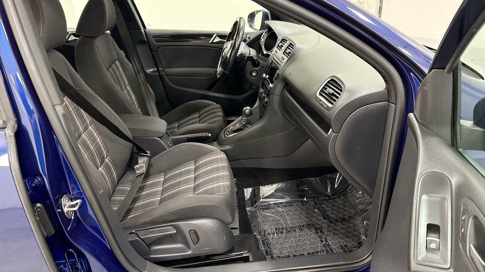 Thumbnail: 2013 Volkswagen Golf - 28
