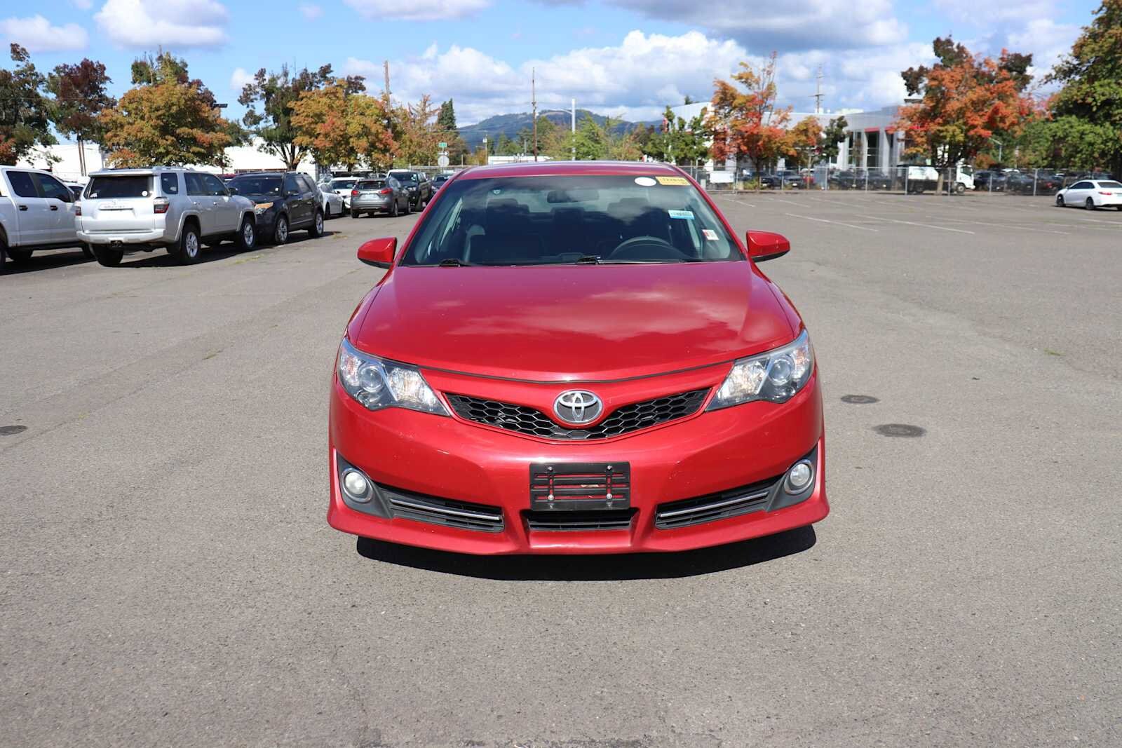 2014 Toyota Camry SE photo 2