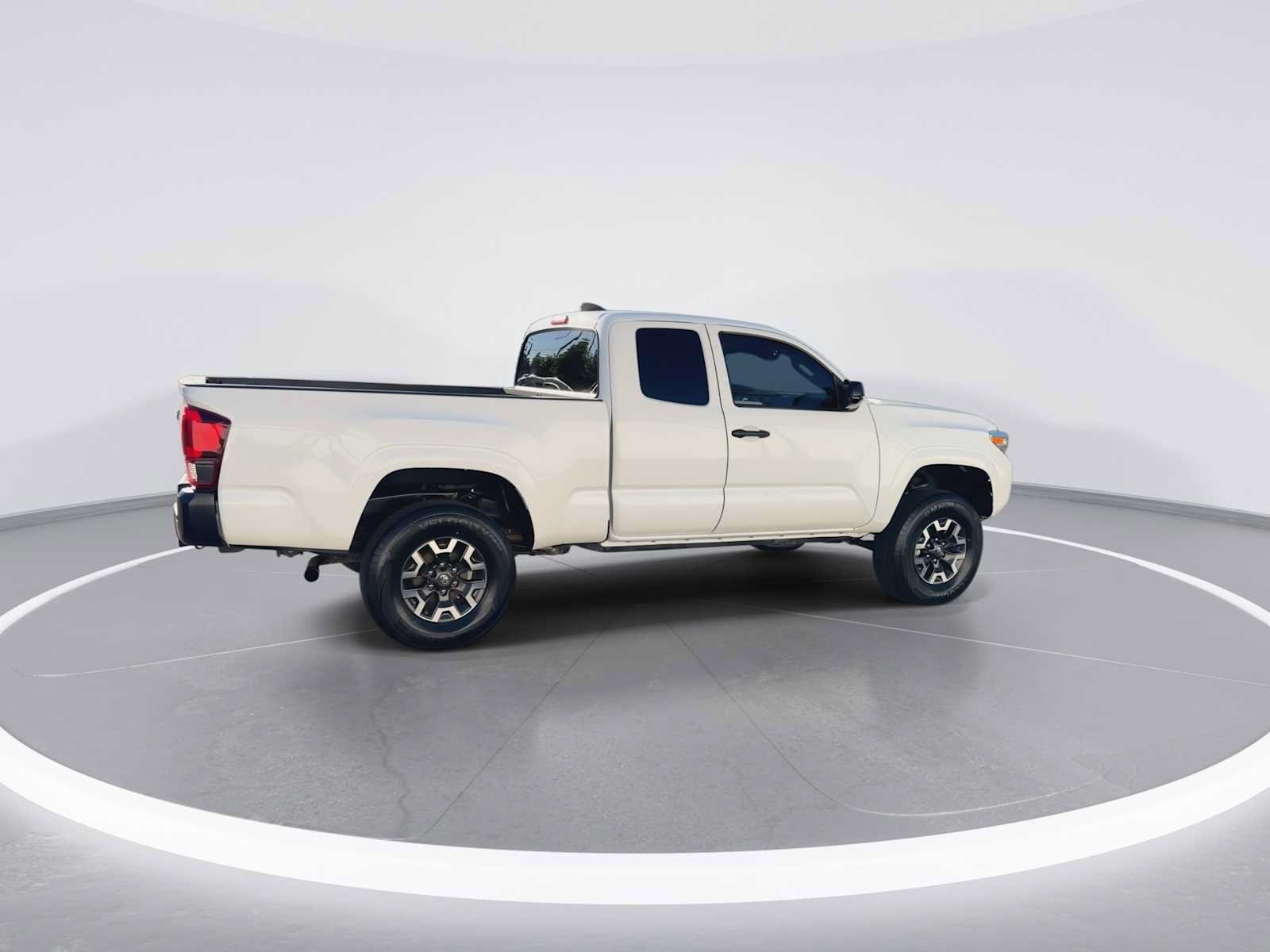 Thumbnail: 2022 Toyota Tacoma - 8