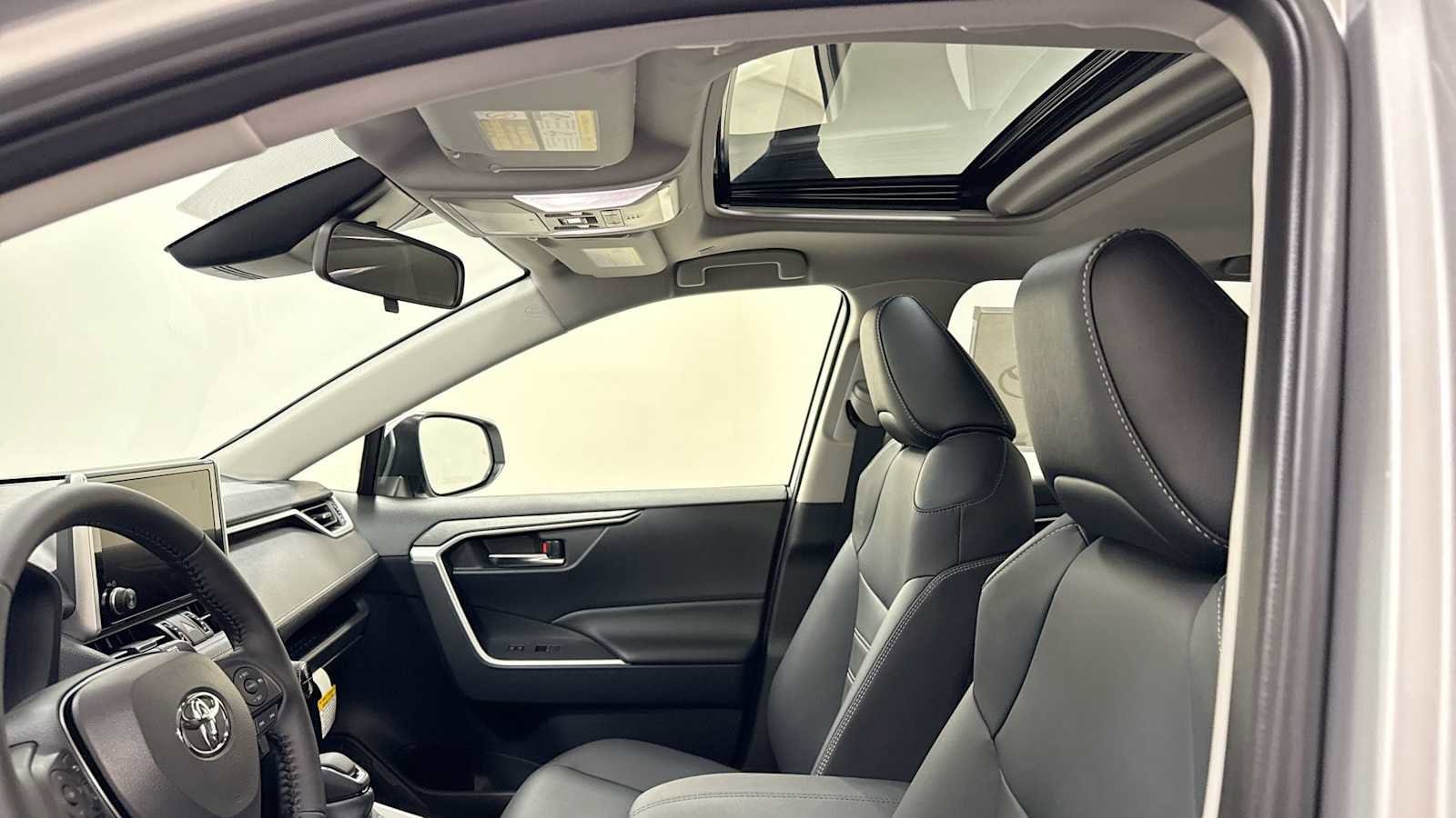 Thumbnail: 2025 Toyota RAV4 - 24