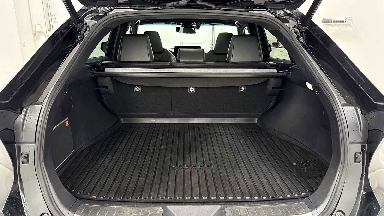 Thumbnail: 2023 Toyota Venza - 28