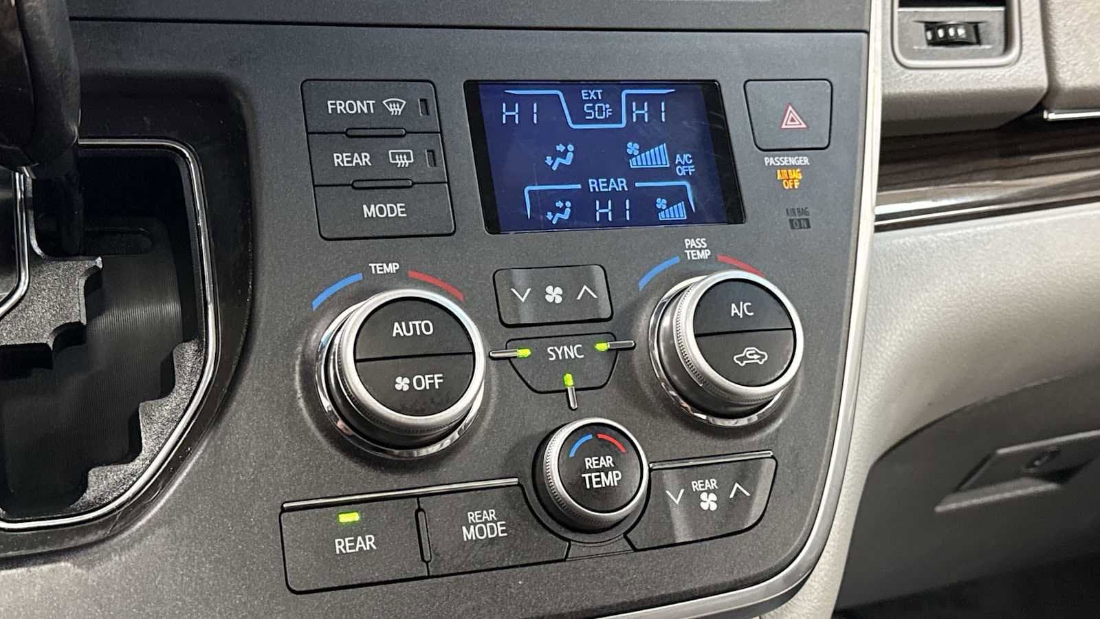 Thumbnail: 2017 Toyota Sienna - 21