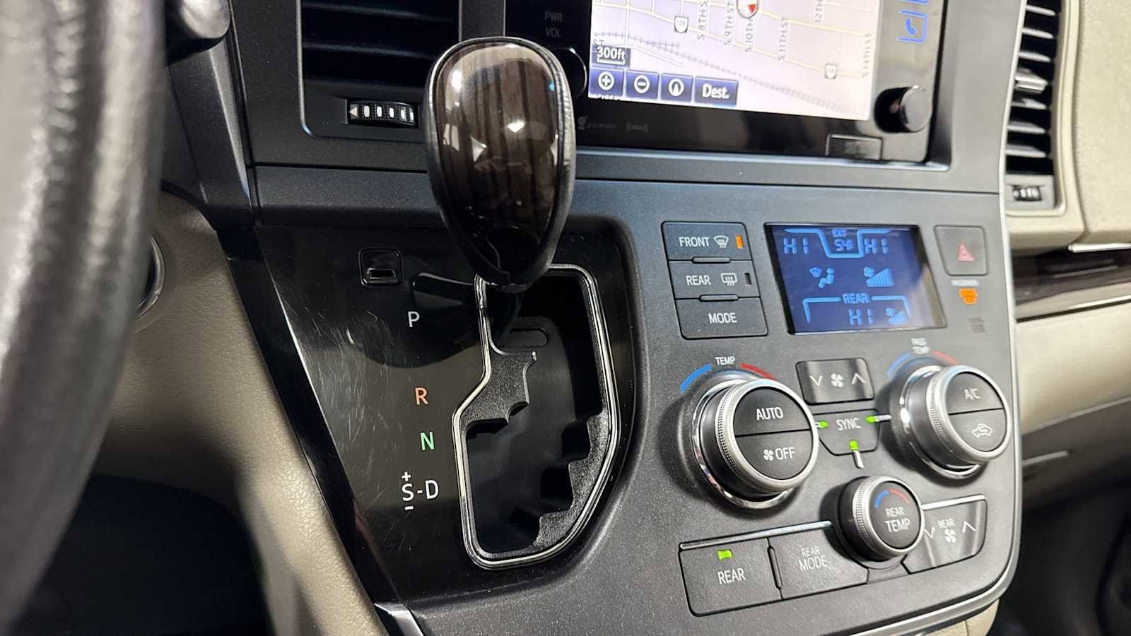 Thumbnail: 2017 Toyota Sienna - 22