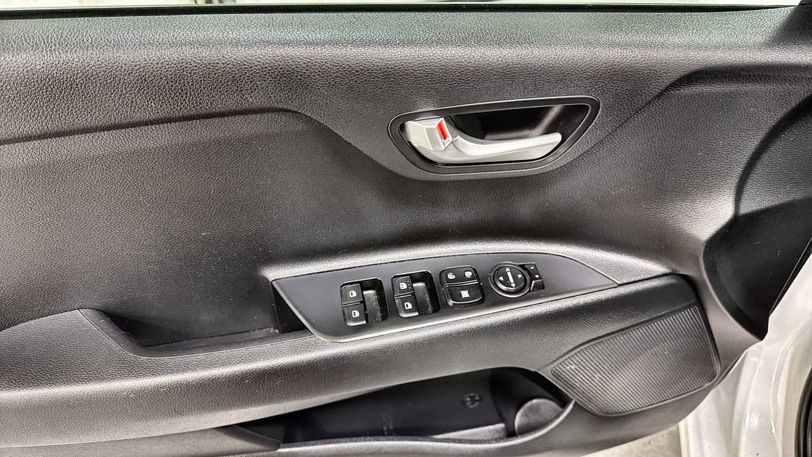 Thumbnail: 2022 Kia Rio - 15