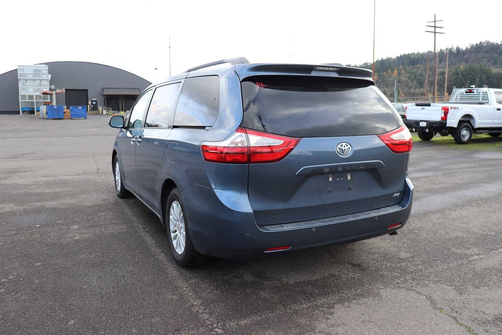 Thumbnail: 2016 Toyota Sienna - 7