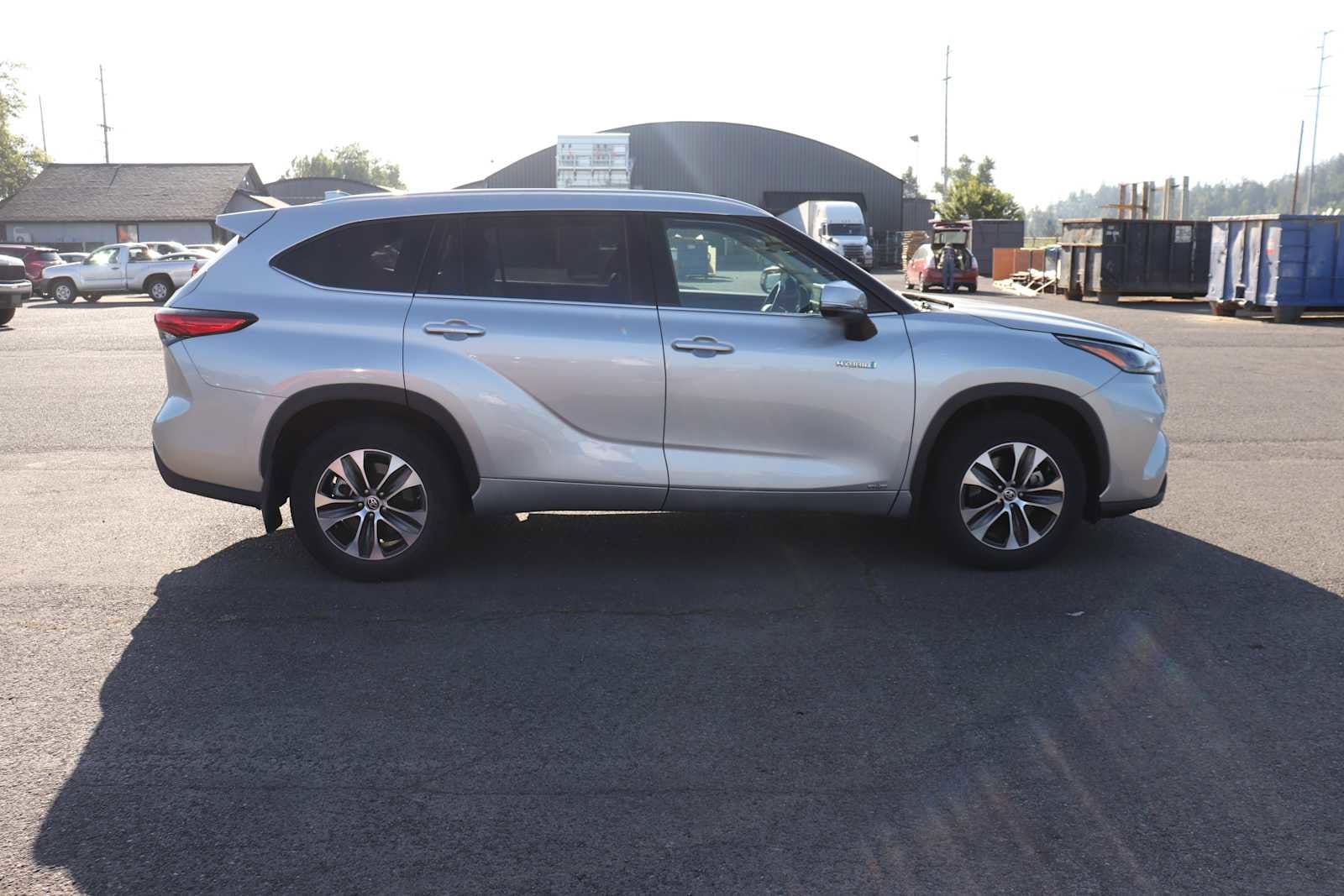 Thumbnail: 2021 Toyota Highlander - 3