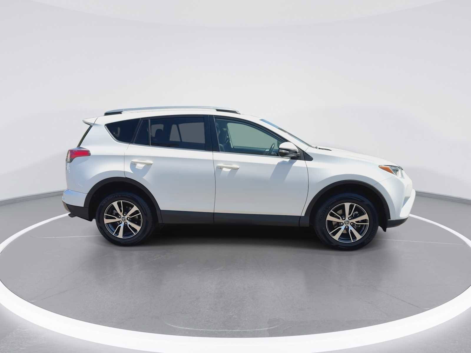 Thumbnail: 2017 Toyota RAV4 - 9