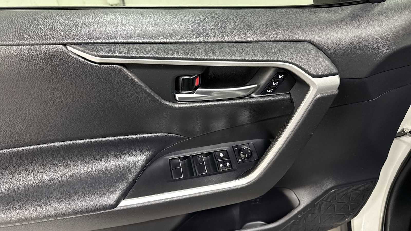 Thumbnail: 2020 Toyota RAV4 - 15