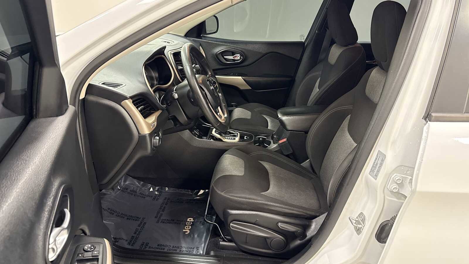 Thumbnail: 2017 Jeep Cherokee - 13