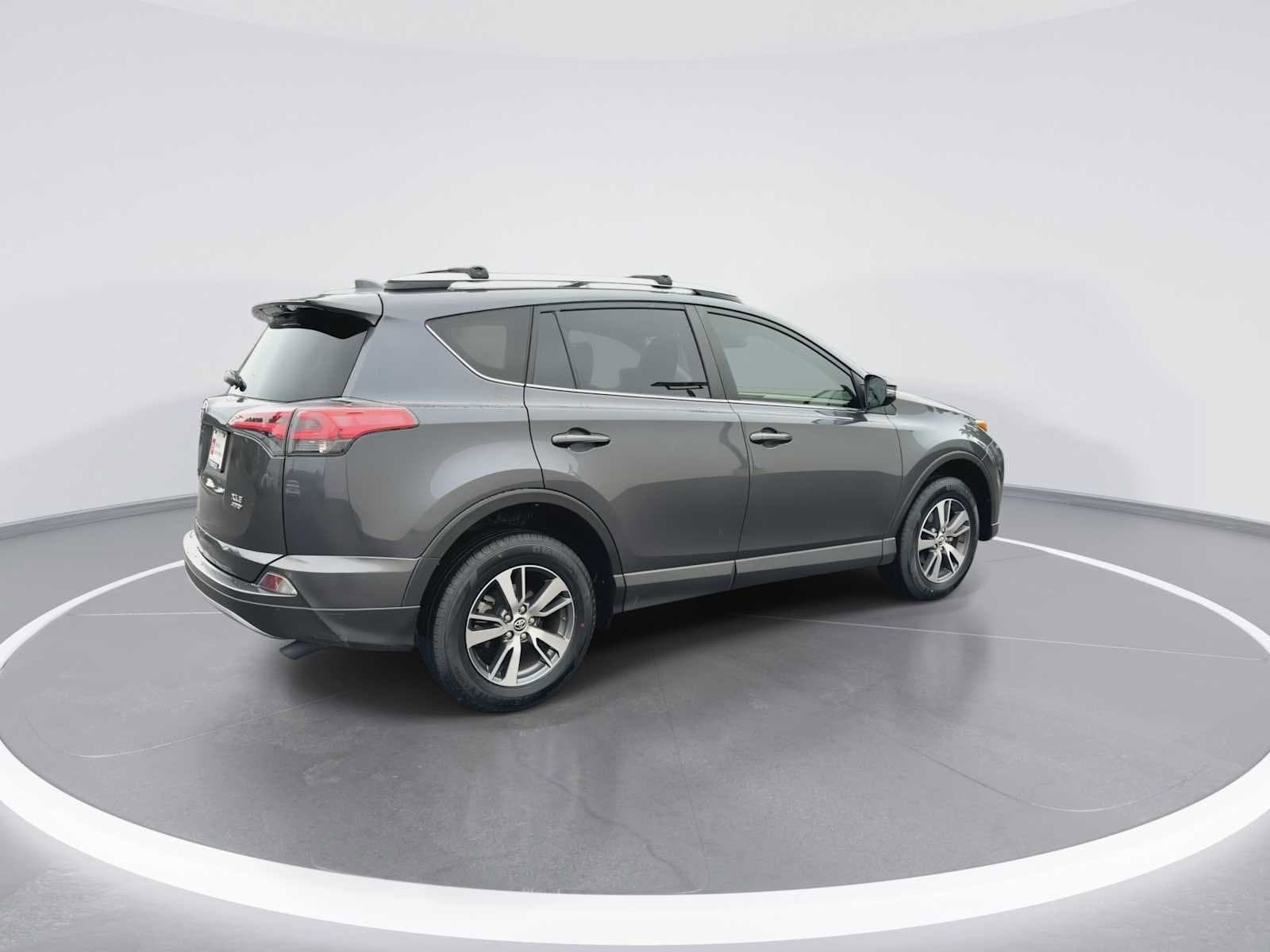 Thumbnail: 2018 Toyota RAV4 - 8