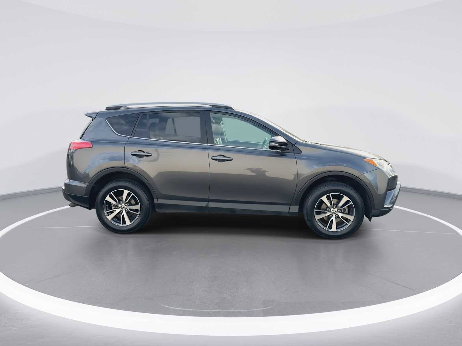 Thumbnail: 2017 Toyota RAV4 - 9