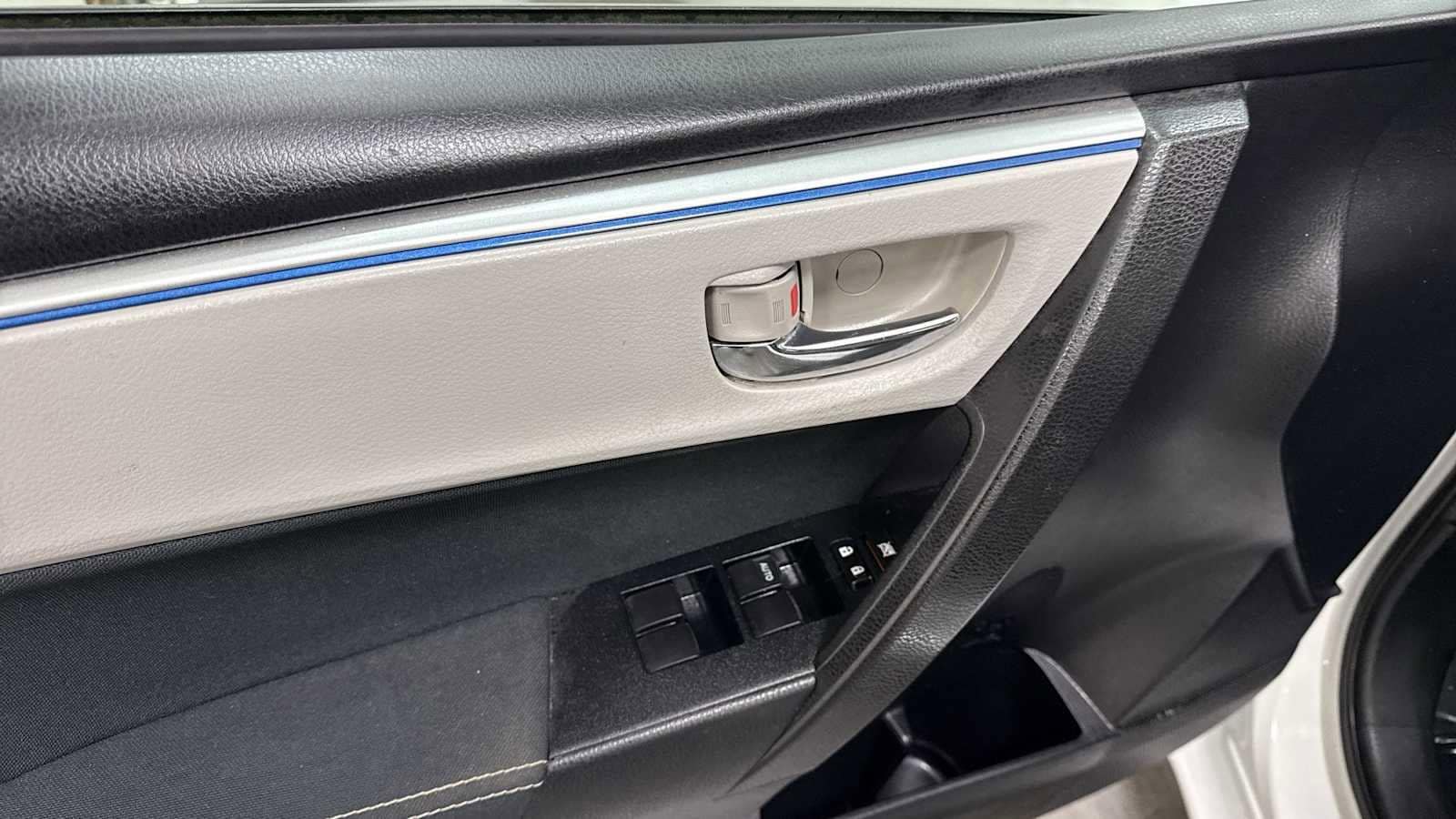 Thumbnail: 2015 Toyota Corolla - 15