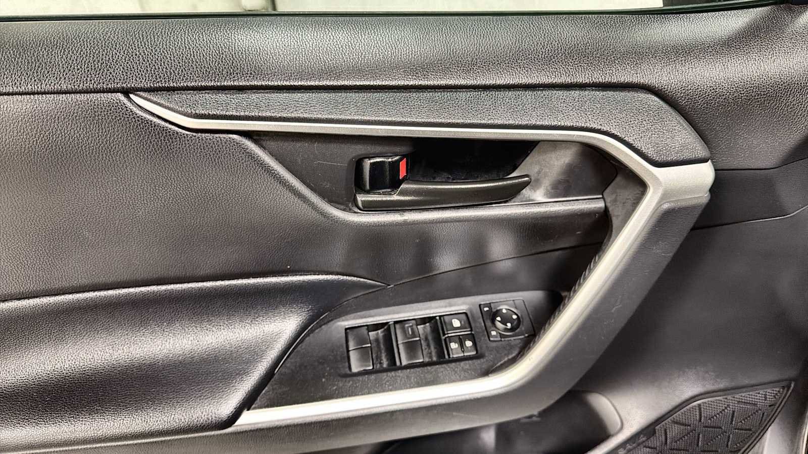 Thumbnail: 2021 Toyota RAV4 - 15