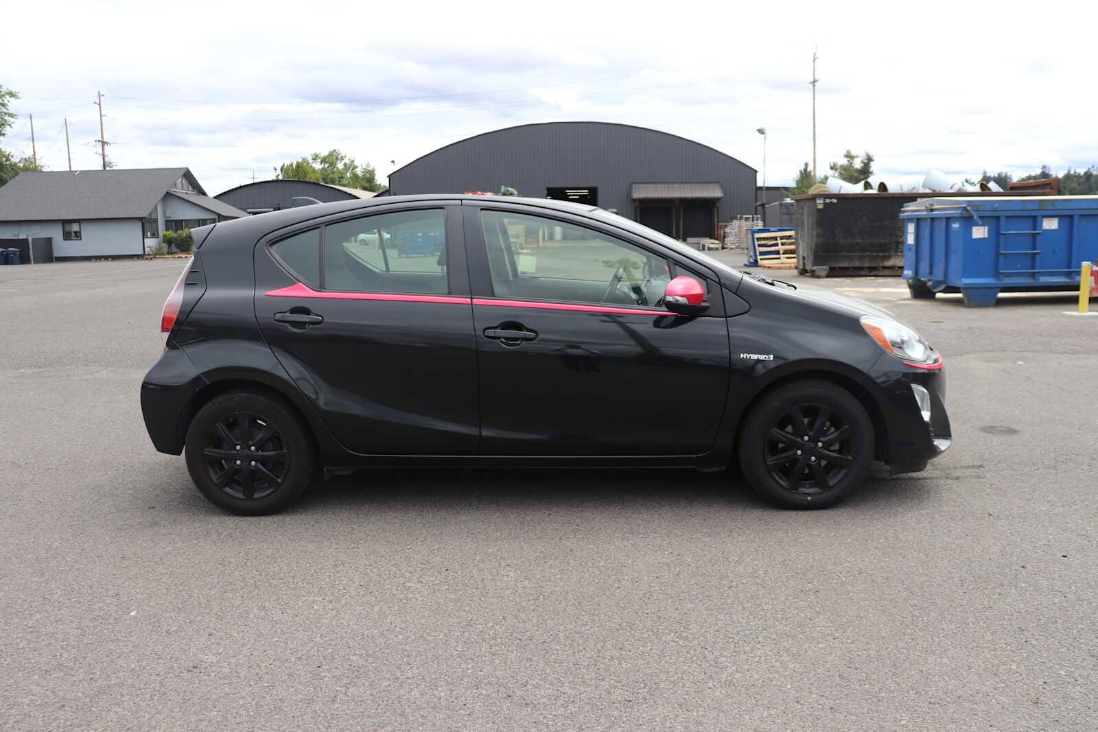2016 Toyota Prius C photo 2