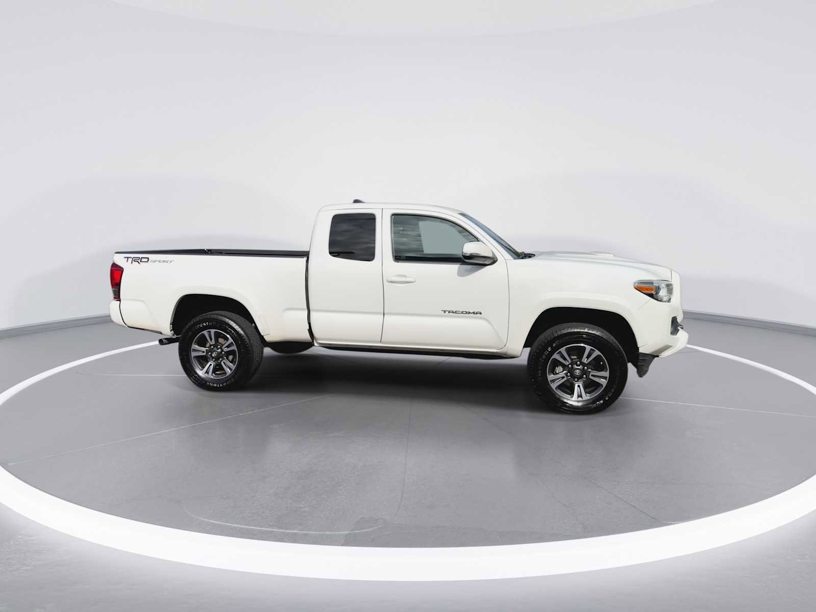 Thumbnail: 2016 Toyota Tacoma - 9