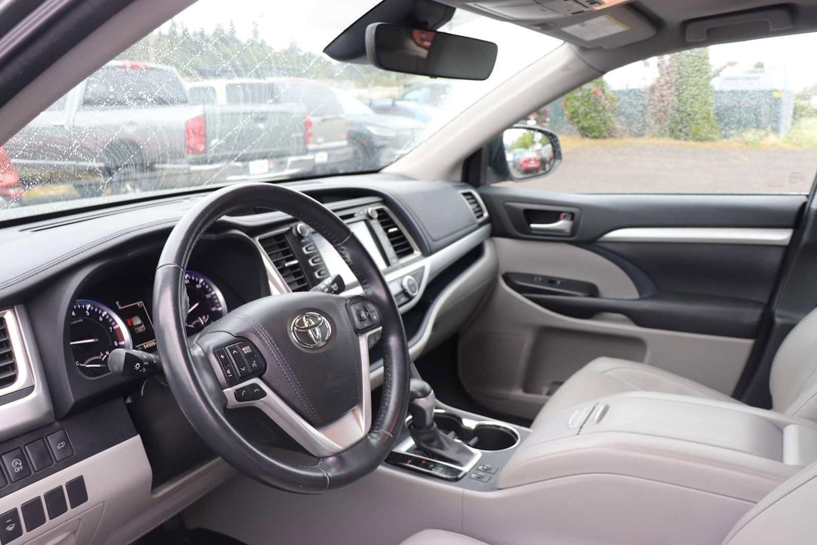 Thumbnail: 2017 Toyota Highlander - 10