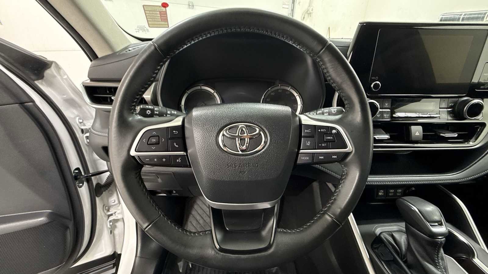 Thumbnail: 2023 Toyota Highlander - 16