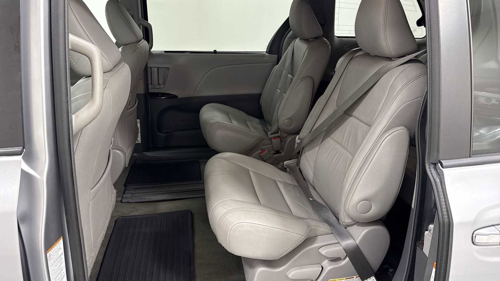 Thumbnail: 2017 Toyota Sienna - 25