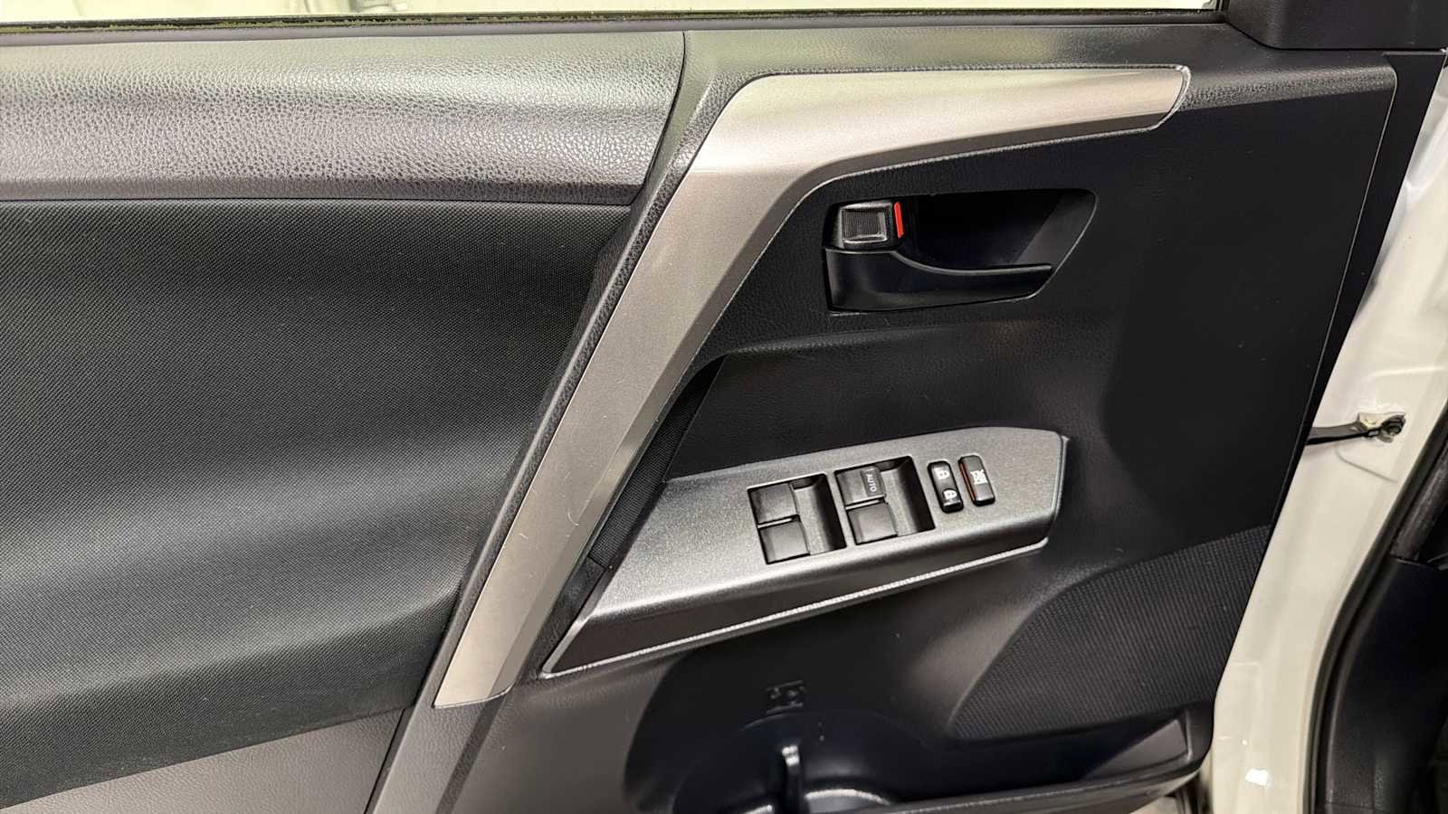 Thumbnail: 2017 Toyota RAV4 - 15