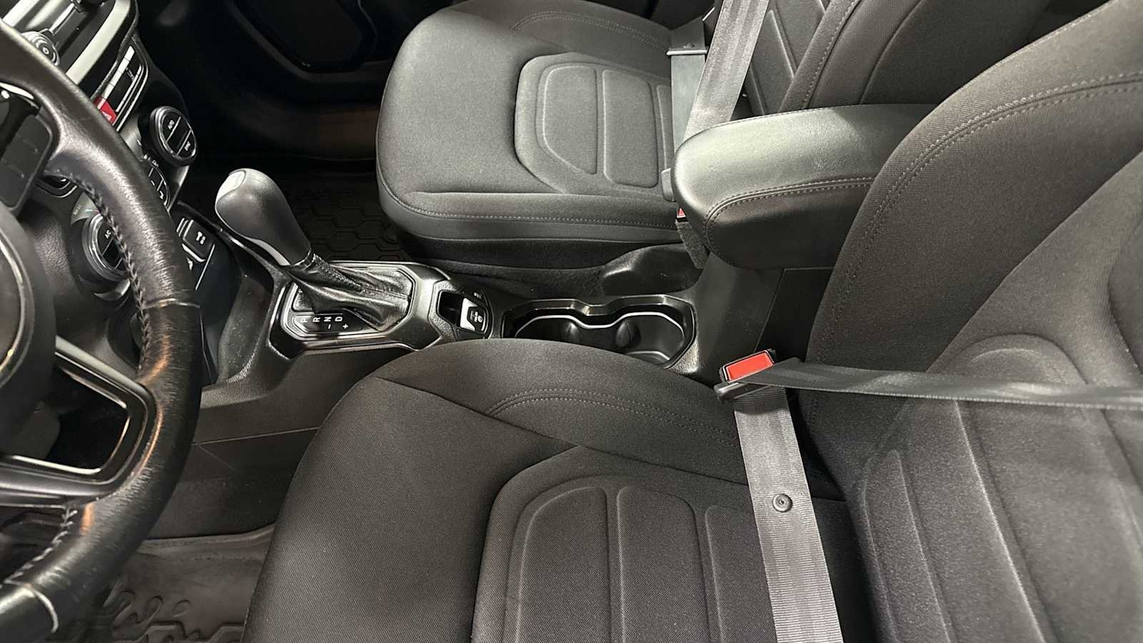 Thumbnail: 2017 Jeep Renegade - 23