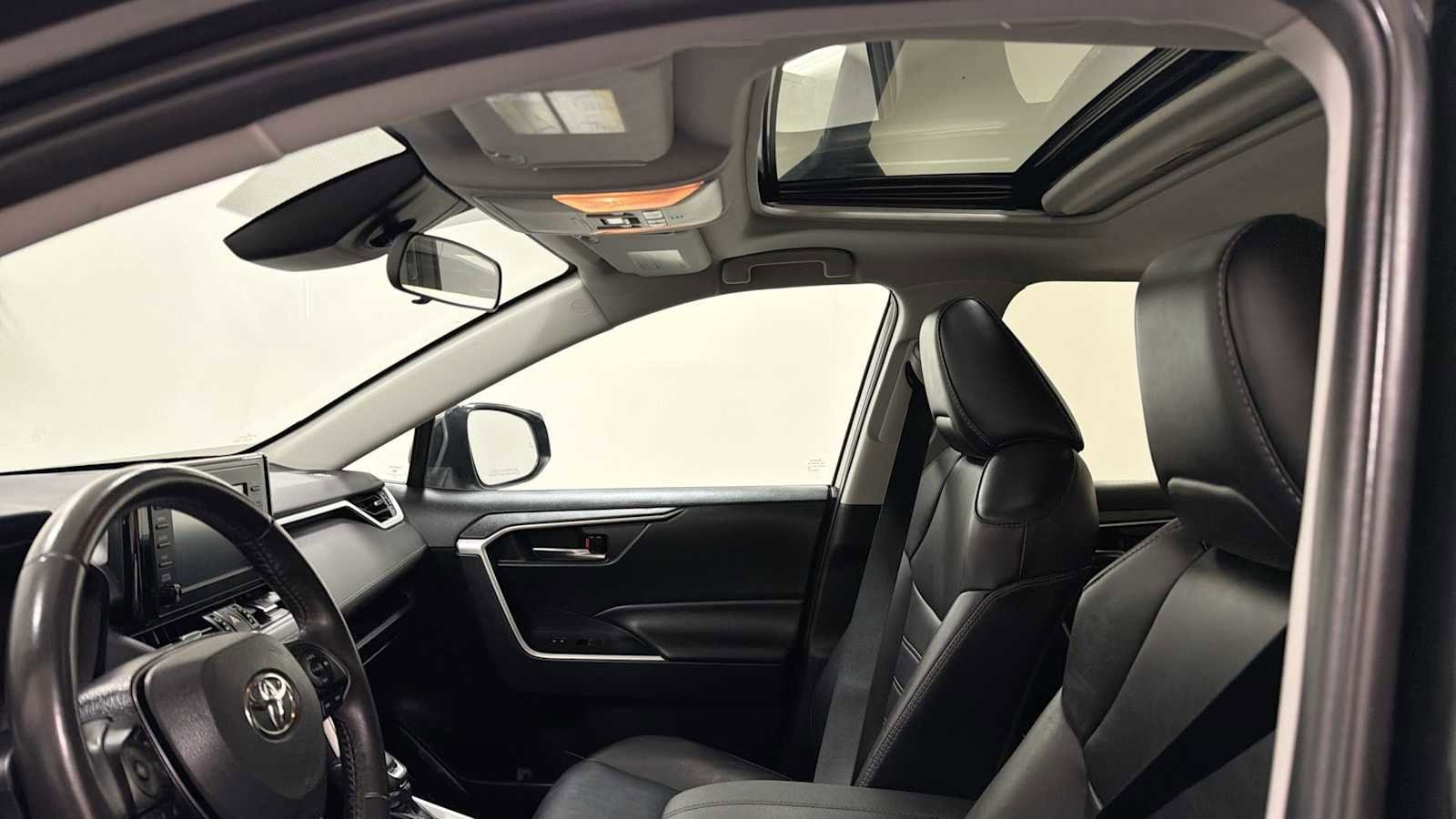 Thumbnail: 2019 Toyota RAV4 - 23