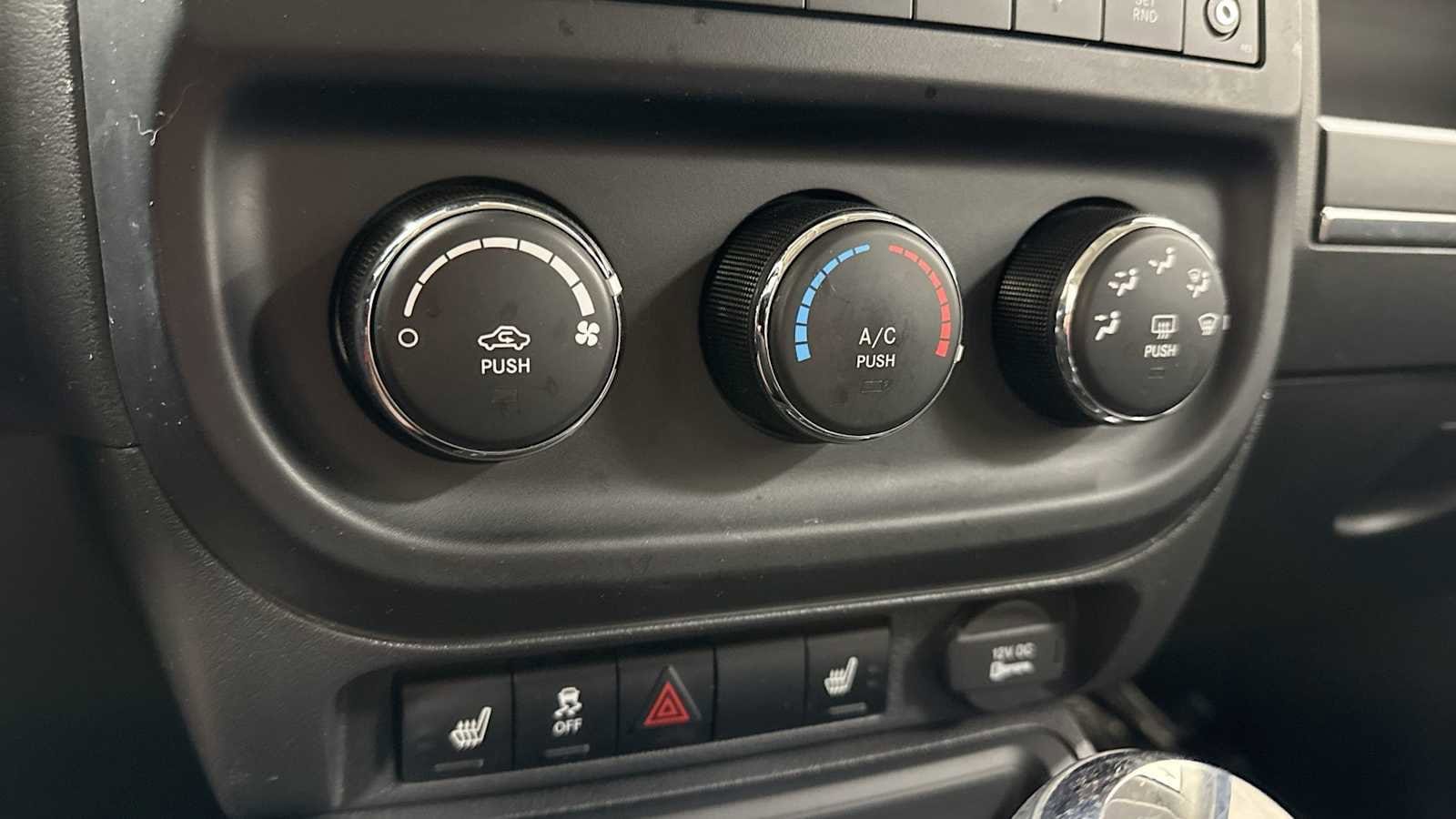 Thumbnail: 2016 Jeep Patriot - 19