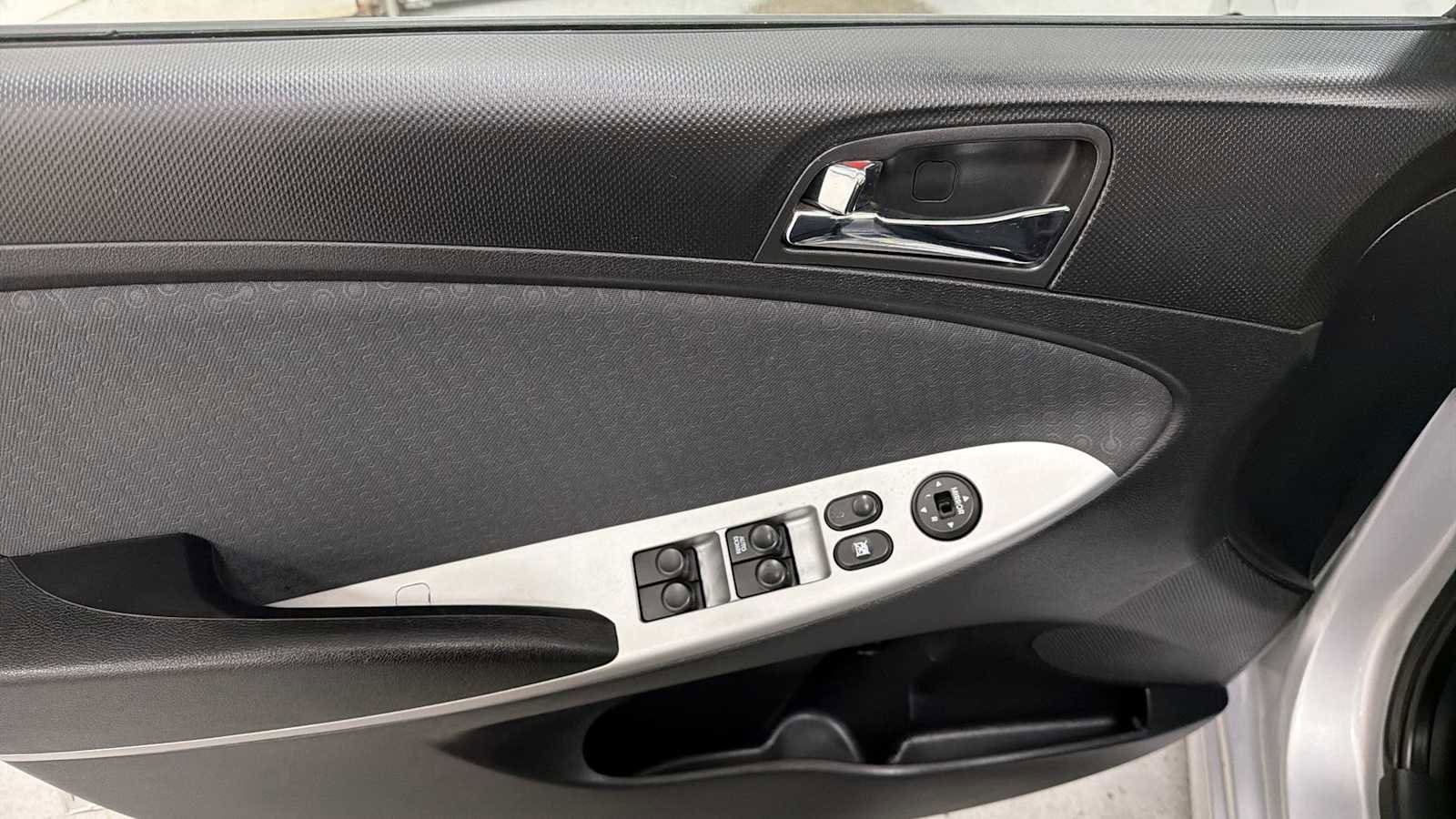 Thumbnail: 2012 Hyundai Accent - 15