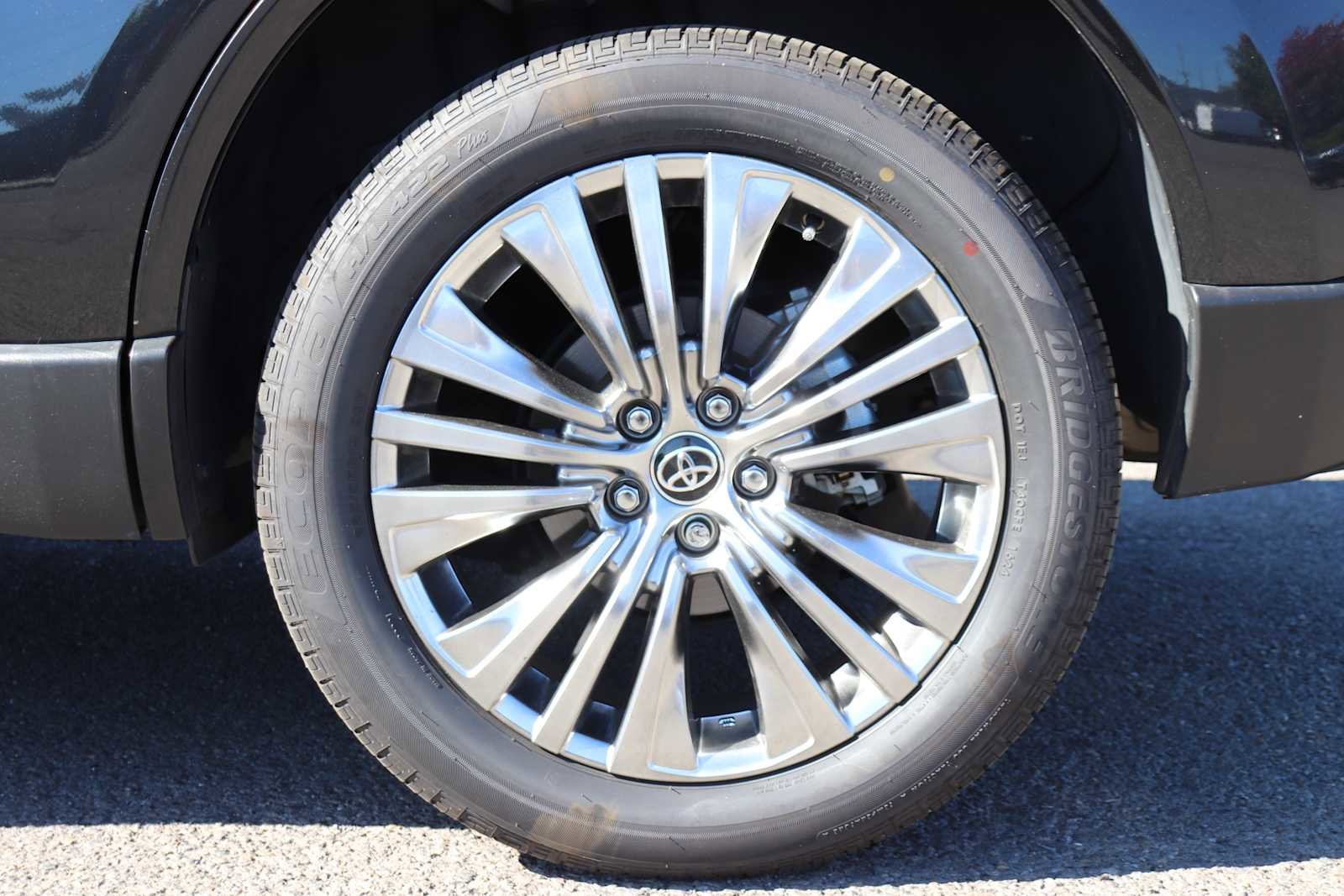 Thumbnail: 2023 Toyota Venza - 9