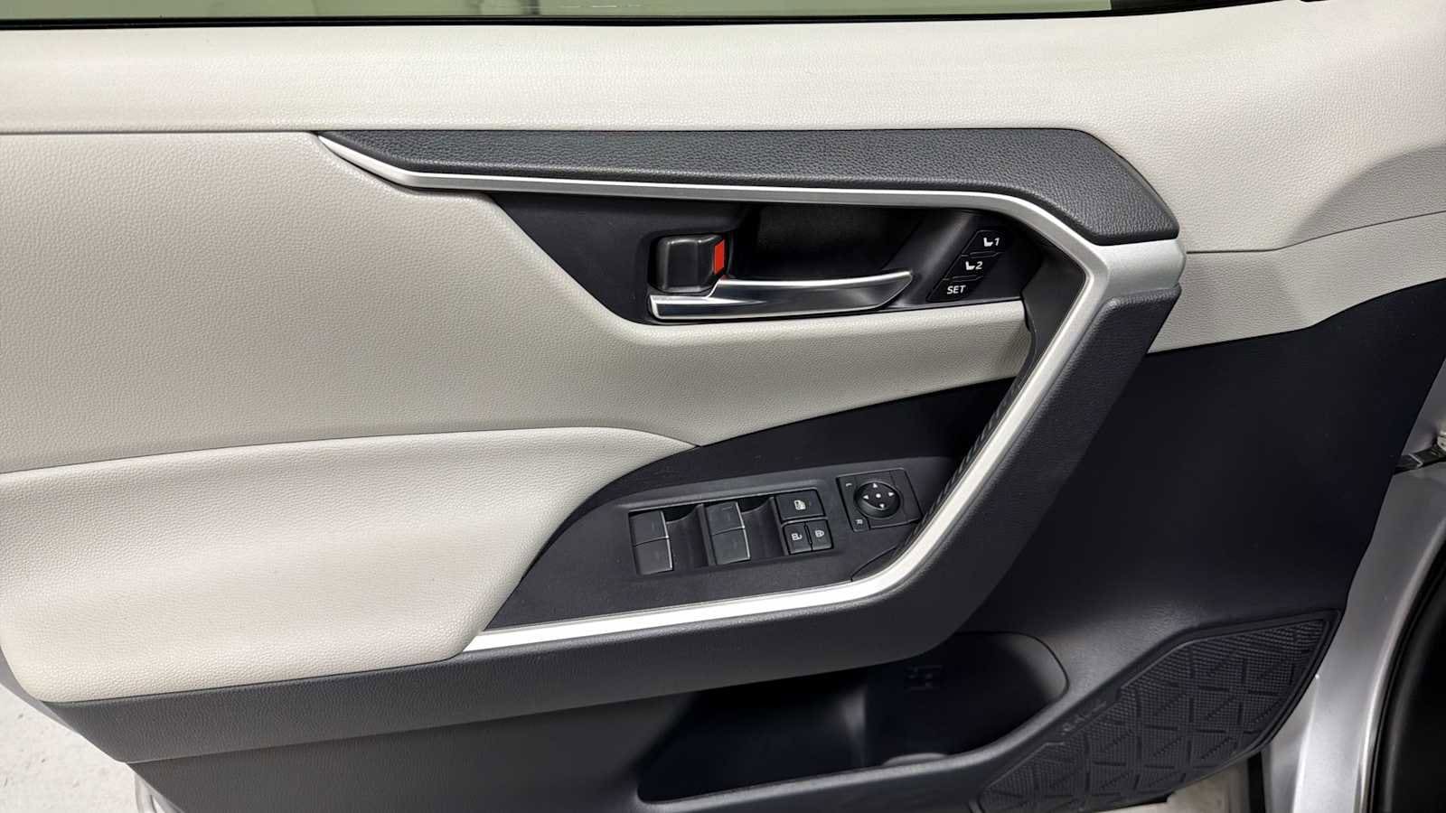 Thumbnail: 2022 Toyota RAV4 - 15