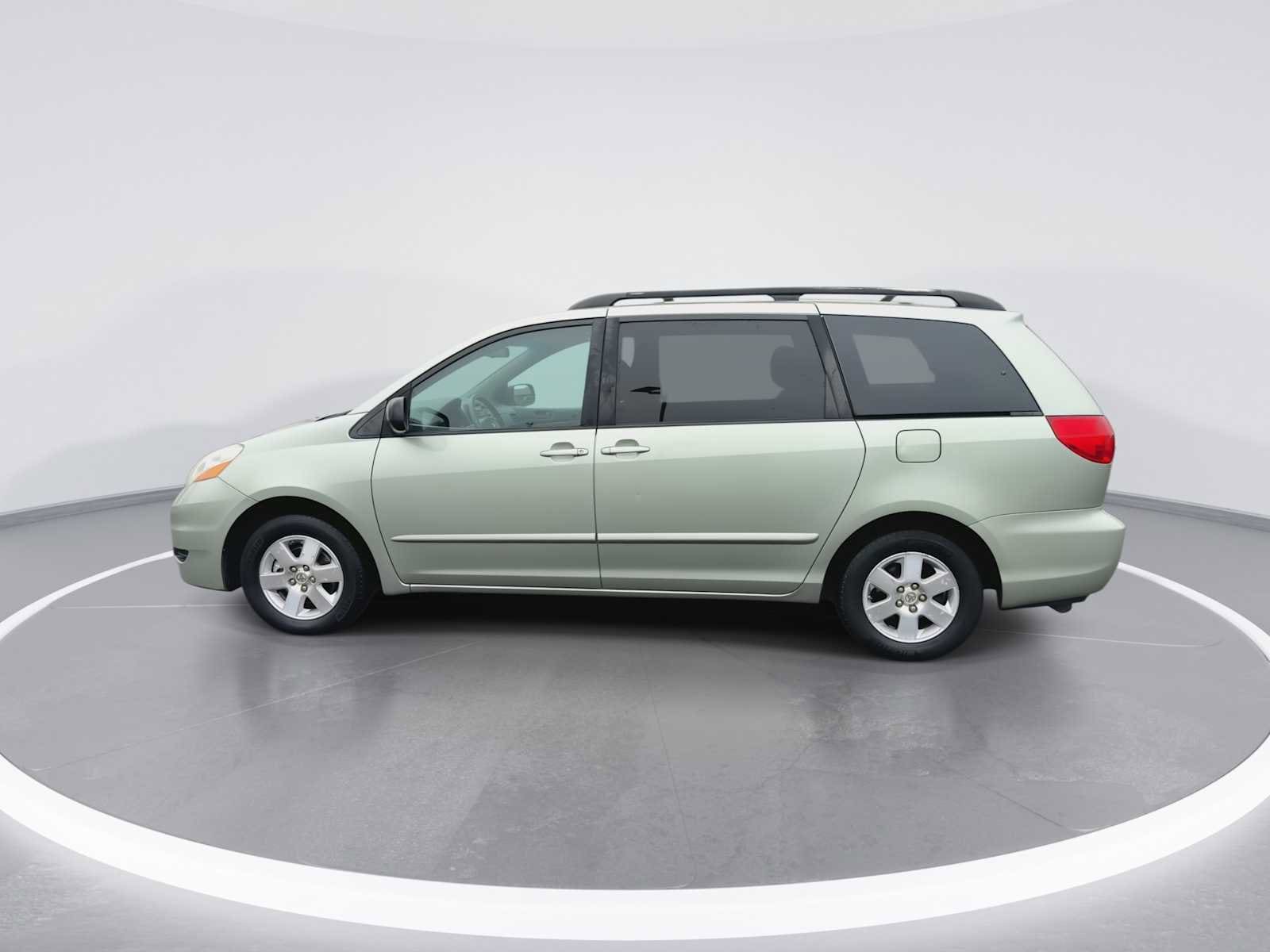 Thumbnail: 2010 Toyota Sienna - 5