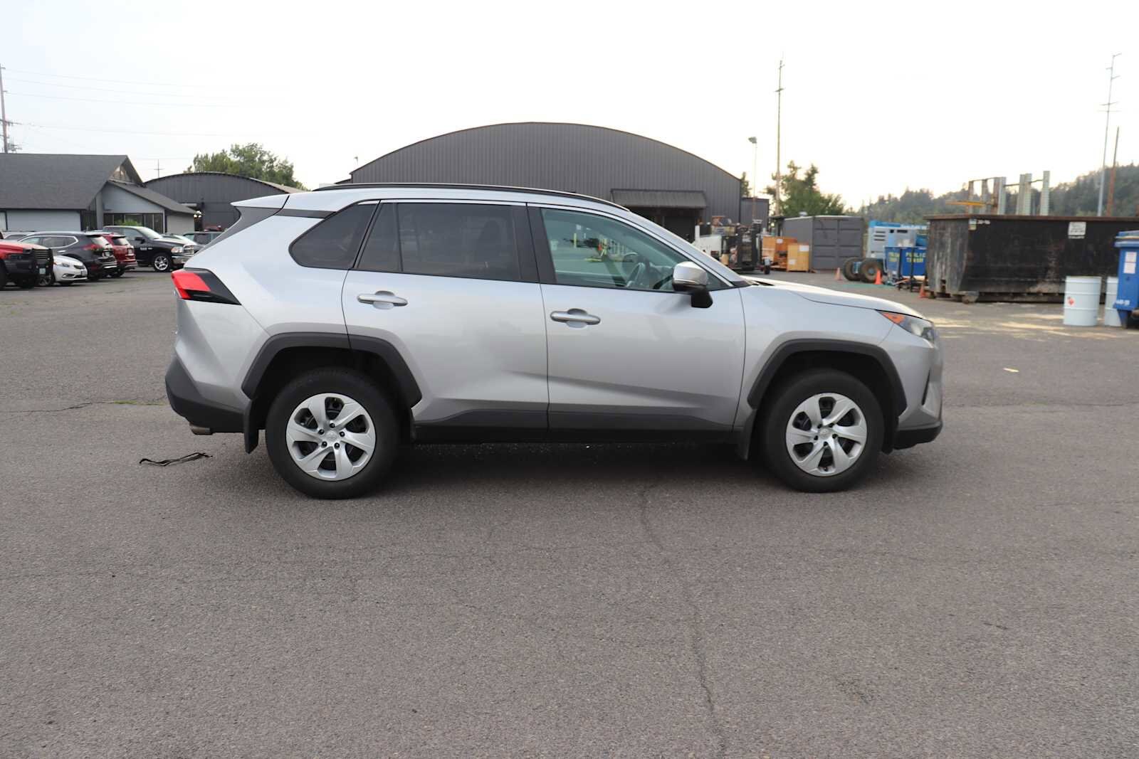 2019 Toyota RAV4 LE photo 3