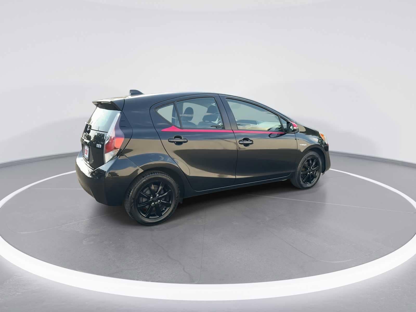 Thumbnail: 2016 Toyota Prius c - 8