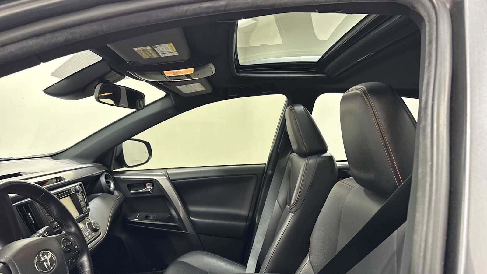 Thumbnail: 2017 Toyota RAV4 - 23