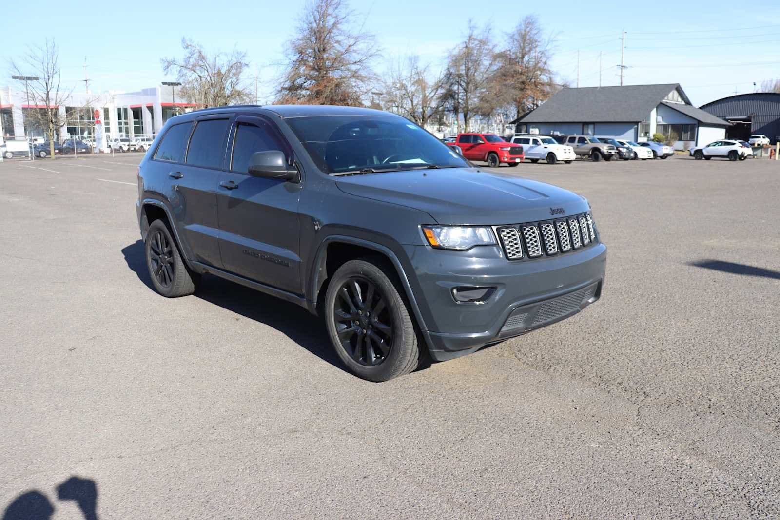 Thumbnail: 2017 Jeep Grand Cherokee - 3