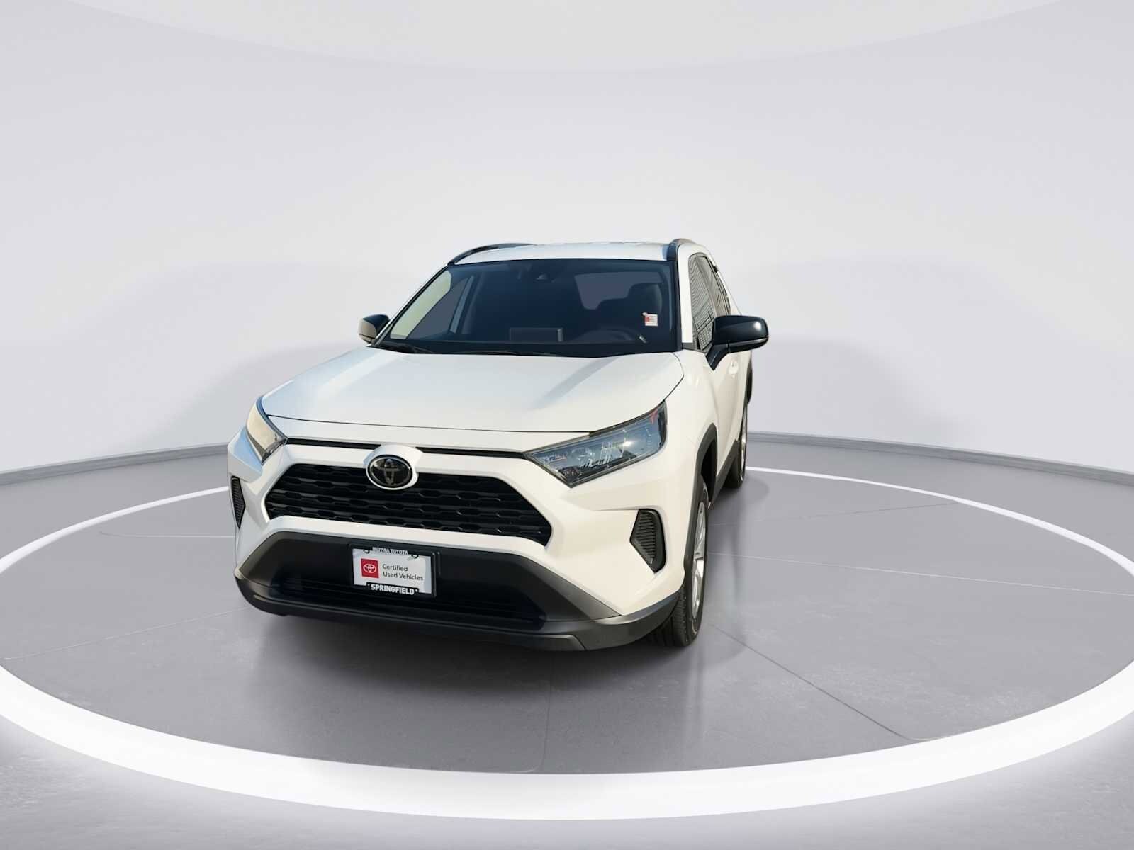 2019 Toyota RAV4 LE photo 3