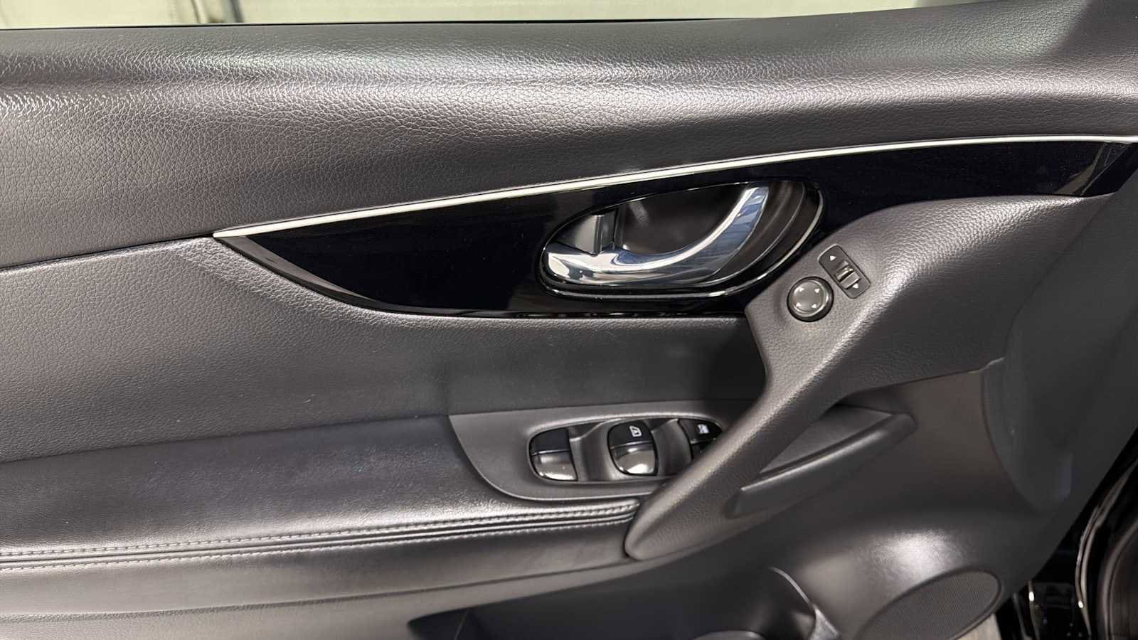 Thumbnail: 2018 Nissan Rogue Sport - 15