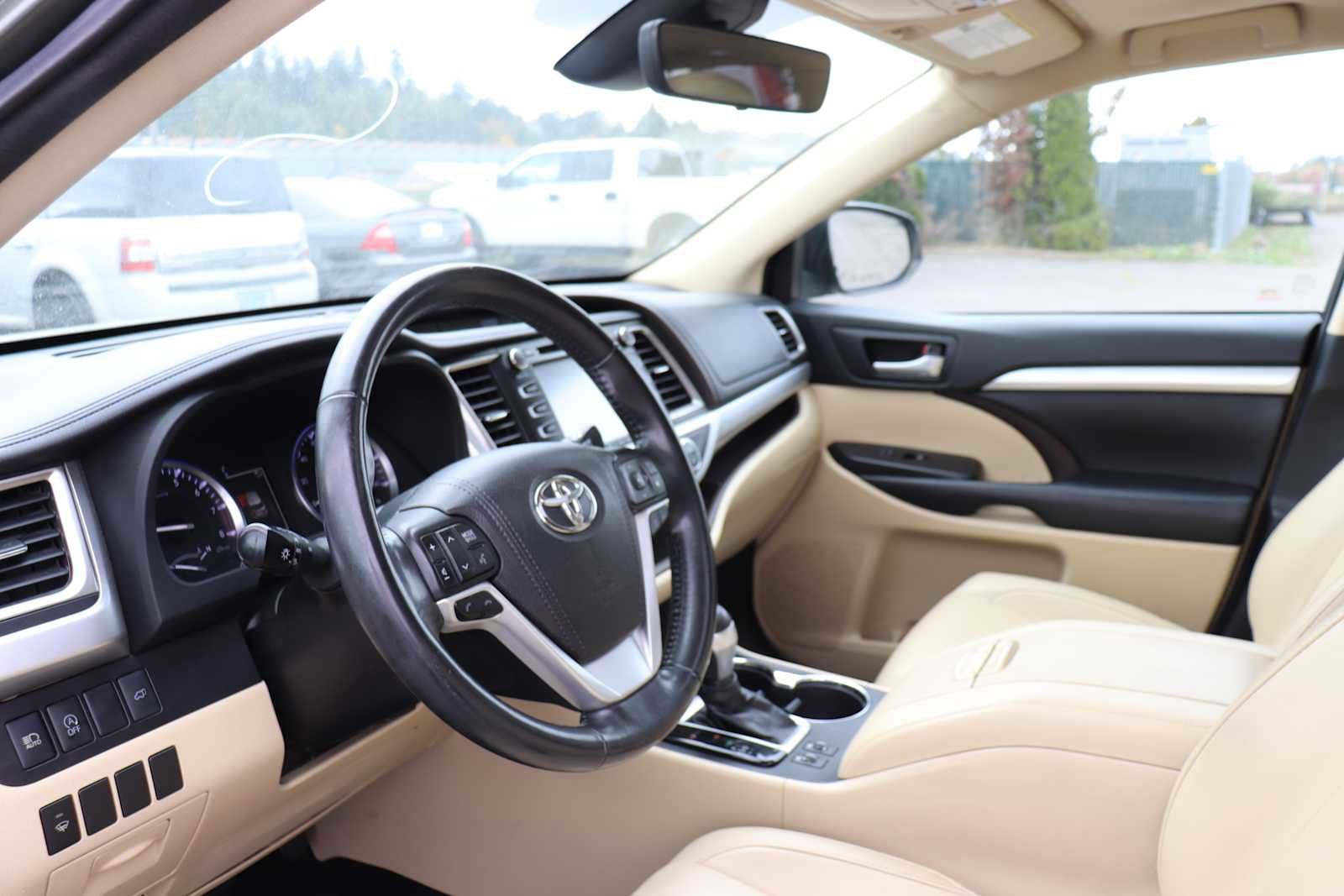 Thumbnail: 2017 Toyota Highlander - 10