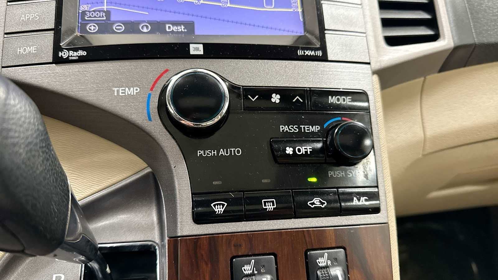 Thumbnail: 2015 Toyota Venza - 21